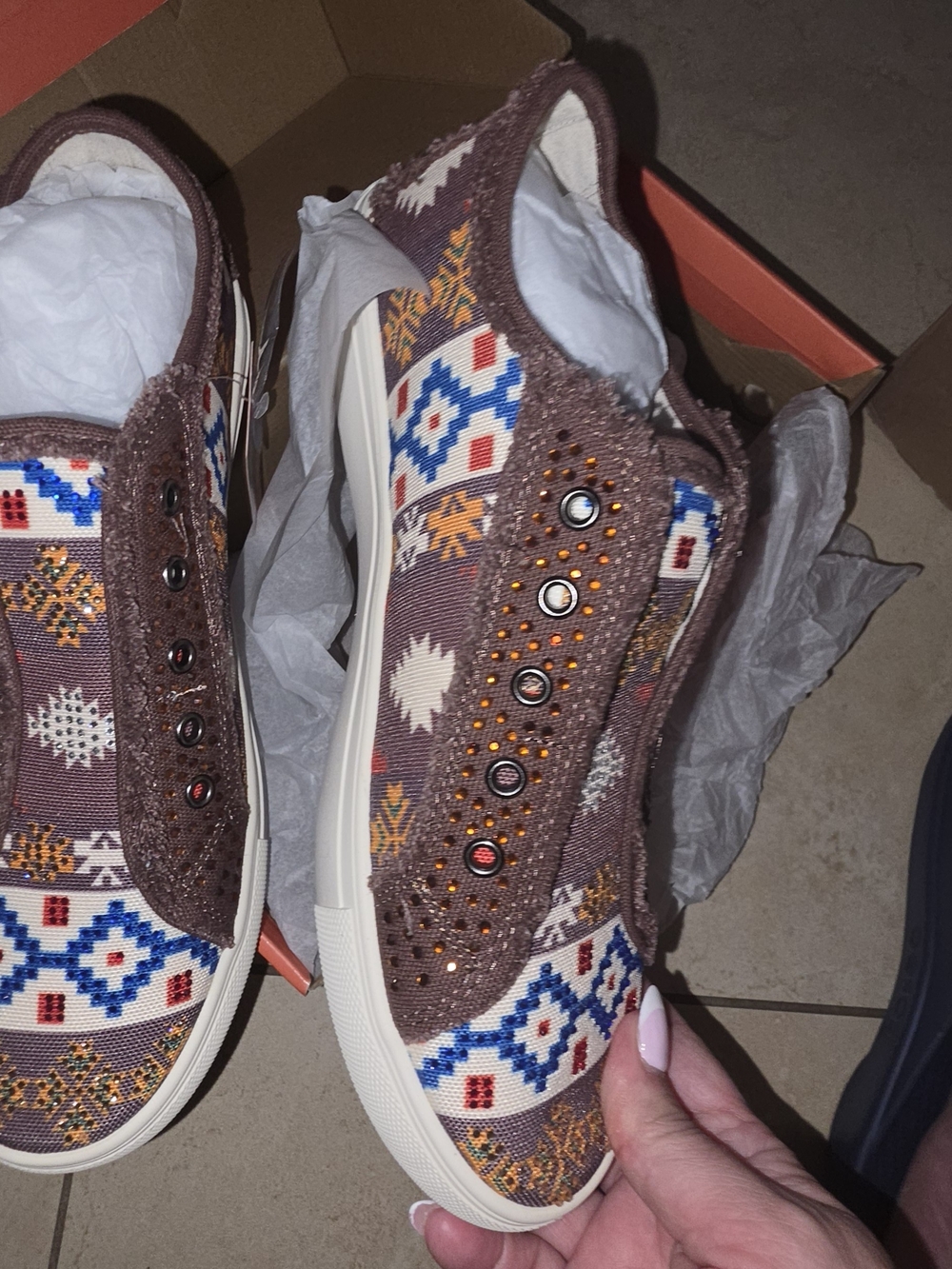 Montana West Aztec Rhinestone Slip On Sneakers Women’s Size 10 NIB - Picture 3 of 6